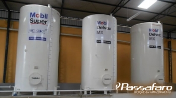 Conforme a NBR-15461, os Tanques fabricados para óleo lubrificantes, são fabricados em chapas de aço carbono ASTM-A36 e possuem revestimento externo em Esmalte Sintético ou Poliuretano.<br><br>Os preços destes tanques metálicos podem variar de acordo com seu tamanho e capacidade. <br>Em média variam de 5.000 á 60.000 Litros.<p>Para outras capacidades, consulte-nos!<br><br></p><br><br><br>Óleo lubrificante já possui todos os aditivos necessária para proteger o motor.<br>O funcionamento e a vida útil dos motores são altamente influenciados pelos aditivos do óleo lubrificante neles utilizado.<br><br>Esses aditivos são responsáveis por potencializar ou adicionar novas características de proteção e limpeza ao óleo, ou seja, apenas o óleo básico não e capaz de suprir as necessidades de funcionamento do motor, os aditivos são muito importantes na composição do óleo lubrificante de alta performance.<br><br>Principais aditivos;<br><br>- Abaixadores do ponto de fluidez<br>- Antioxidantes<br>- Inibidores de ferrugem e corrosão<br>- Dispersantes / detergentes<br>- Antidesgastes / redutores de Atritos<br>- Anti espumantes<br><br>O óleo do motor tem a função de lubrificar e reduzir ao mínimo o atrito e o calor produzido, mantendo a temperatura das partes móveis do motor dentro de limites toleráveis, evitando o desgaste prematuro destas partes. Com o funcionamento do motor, o óleo vai se contaminando e perde sua eficiência, podendo comprometer a vida útil do motor. <br>Na escolha do tipo de óleo a ser usado o fator mais importante é a viscosidade. Viscosidade é a propriedade que o óleo tem de fluir por um orifício calibrado a uma determinada temperatura.<br><br>Os tanques da PASSAFARO possuem garantia de 60 meses contra defeitos de fabricação.<br><br>